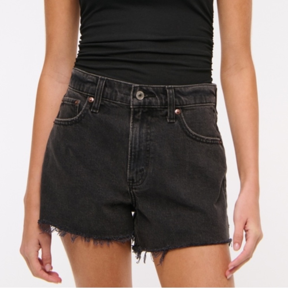 A&F CURVE LOVE SZ 6 90s Relaxed Cut Off High Rise Short